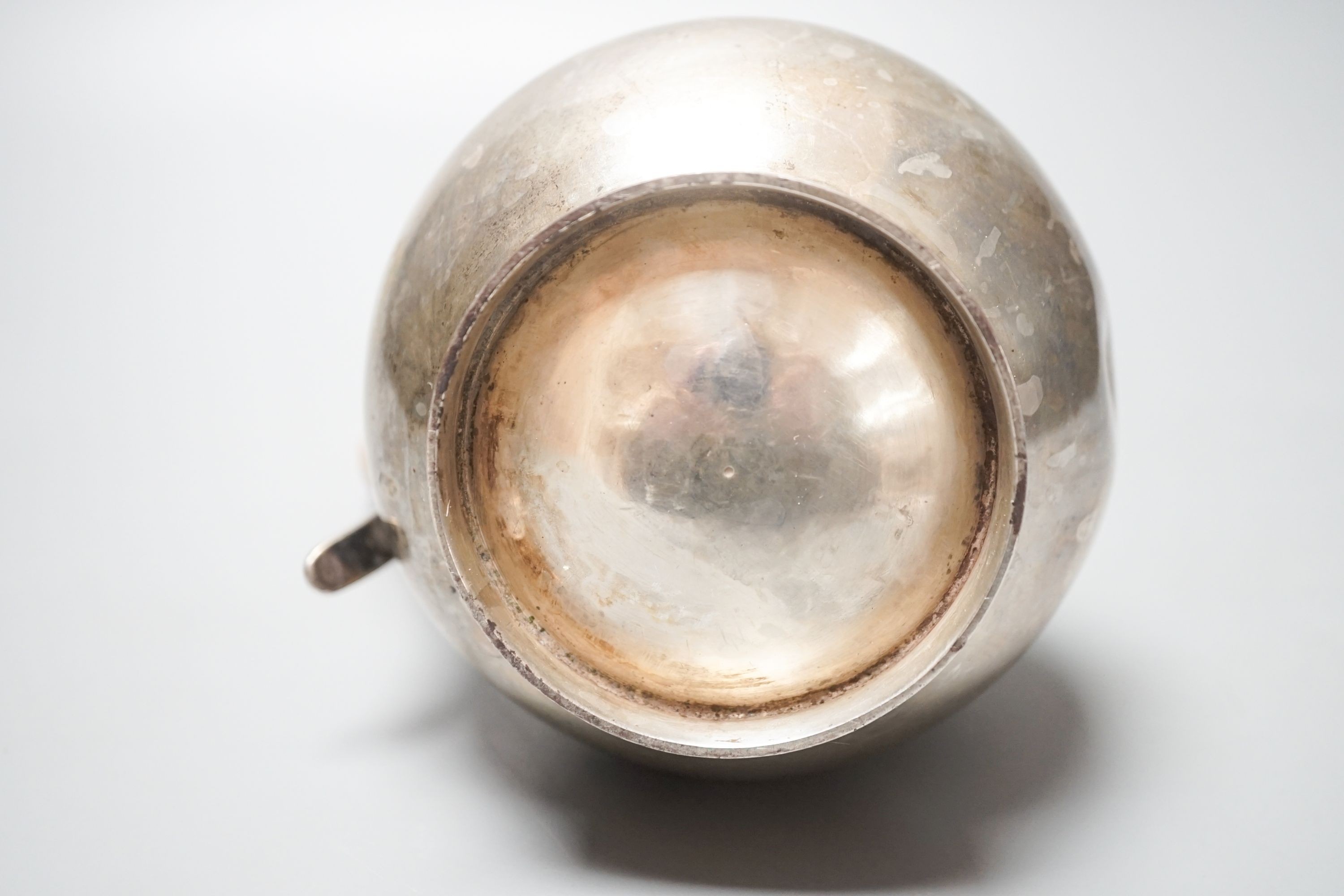 An Edwardian silver baluster hot water jug, George Perkins, London, 1909, height 22.9cm, gross 19.5oz.